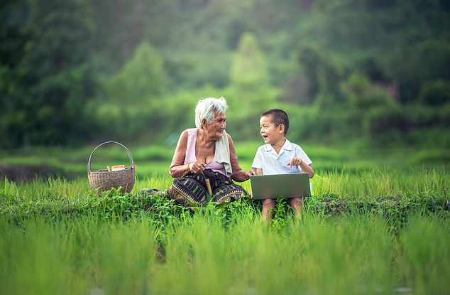 “Mia nonna che smatassa i fili della rete per farmi un maglione a prova di internet”